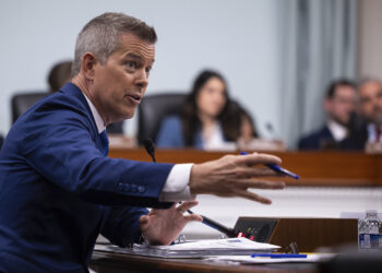 Duffy defiende el vuelo de la esposa en movimiento de Newark a otro aeropuerto