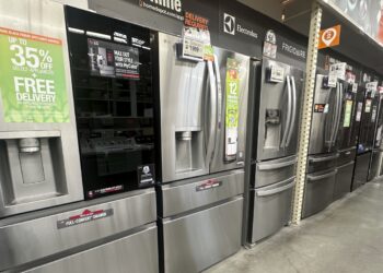 Home Depot no planea aumentar los precios sobre los aranceles, pero puede cambiar los artículos: NPR