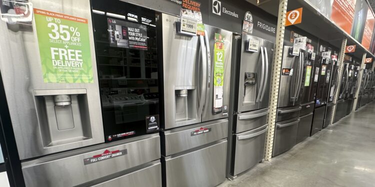 Home Depot no planea aumentar los precios sobre los aranceles, pero puede cambiar los artículos: NPR