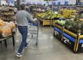 Walmart dice que los precios más altos de las tarifas que llegarán tan pronto como este mes: NPR