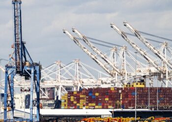 Después de que los tribunales bloquean las tarifas, los propietarios de pequeñas empresas se atreven a la esperanza: NPR