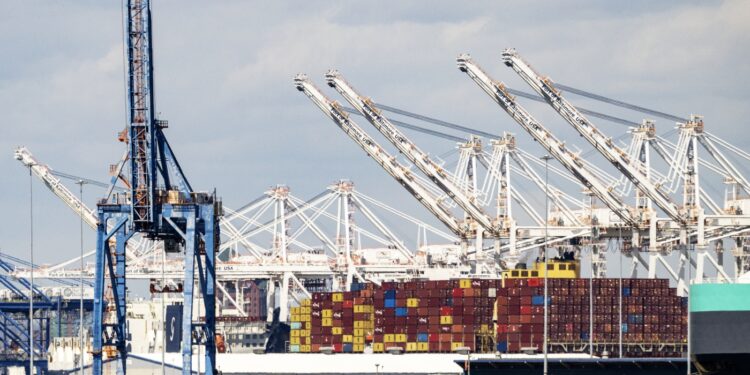 Después de que los tribunales bloquean las tarifas, los propietarios de pequeñas empresas se atreven a la esperanza: NPR