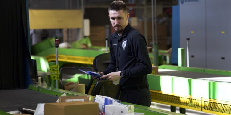 He aquí por qué recolectar las tarifas de importación de Trump puede ser difícil: NPR