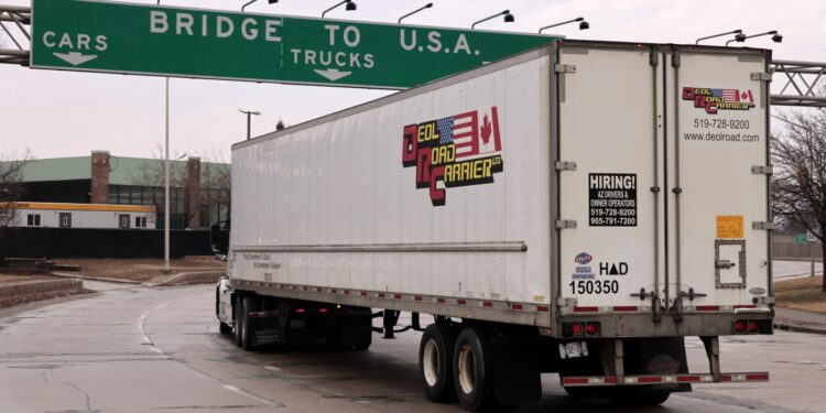 La economía estadounidense se reduce a medida que los aranceles de Trump provocan miedo a la recesión: NPR