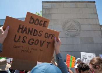 El juez detiene los planes de Trump de reducir el gobierno: NPR