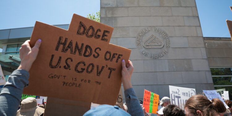 El juez detiene los planes de Trump de reducir el gobierno: NPR