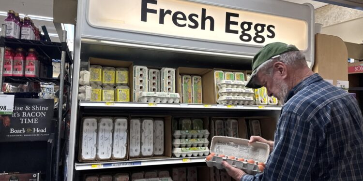 La inflación se enfría en abril, pero los aranceles podrían volar las cosas: NPR