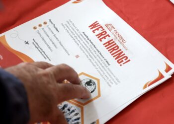 El mercado laboral se enfría ligeramente a medida que la guerra comercial de Trump se calienta: NPR