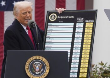 El tribunal comercial federal bloquea los aranceles de emergencia de Trump, diciendo que sobrepasó la autoridad: NPR