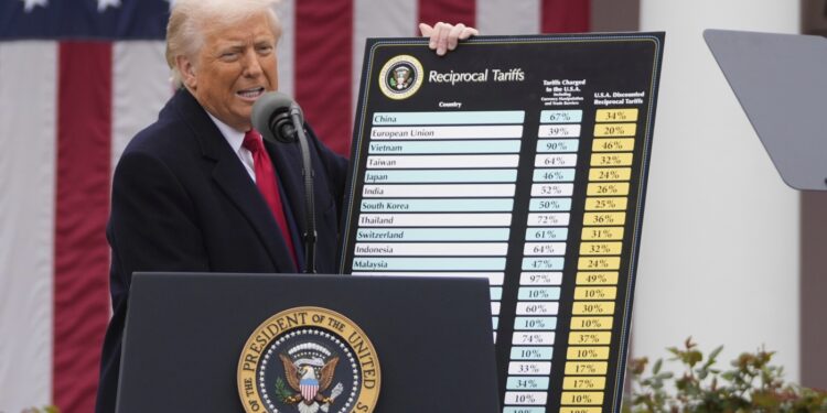 El tribunal comercial federal bloquea los aranceles de emergencia de Trump, diciendo que sobrepasó la autoridad: NPR
