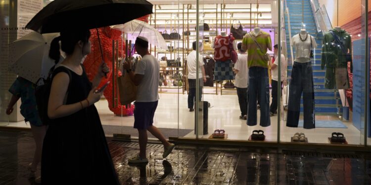 Los consumidores chinos están gastando menos en medio de la guerra comercial: NPR