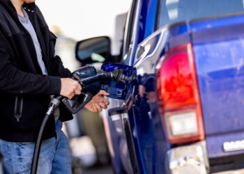 Por qué caen los precios del petróleo y lo que significa para la economía: NPR