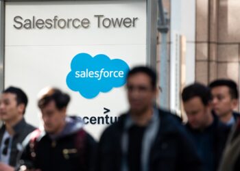 Acciones que realizan los movimientos más grandes el jueves: BA, NVDA, CRM, Elfo