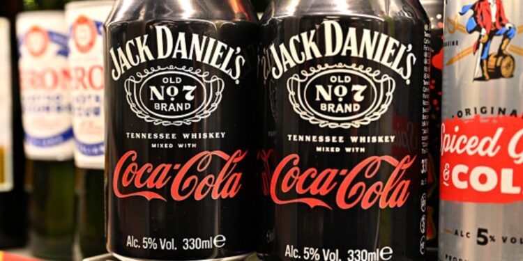 Las existencias que hacen los movimientos más grandes del mediodía: Brown-Forman, cinco debajo, Ciena, PVH, Planet Labs y más