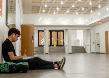 ‘Cliff de incumplimiento’ de préstamo estudiantil se produce a medida que aumenta los pagos atrasados: informes