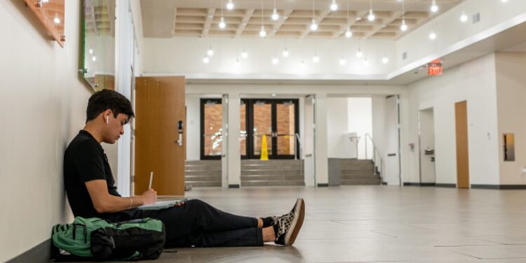 ‘Cliff de incumplimiento’ de préstamo estudiantil se produce a medida que aumenta los pagos atrasados: informes