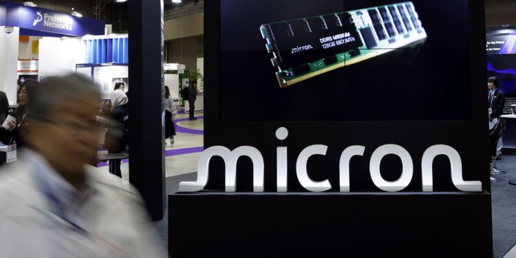 Acciones que realizan los movimientos más grandes del mediodía: MU, Penn, Eqix, Corz