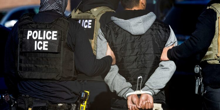 Cómo proteger los activos financieros en medio de las redadas de inmigración, deportaciones