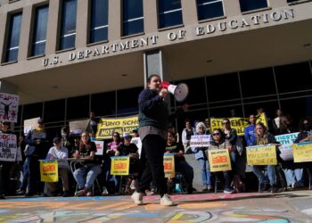 El administrador de Trump busca la prohibición de despido del departamento de educación levantada