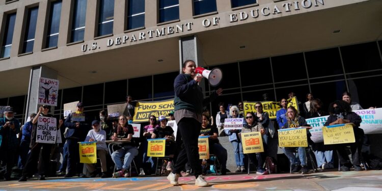 El administrador de Trump busca la prohibición de despido del departamento de educación levantada