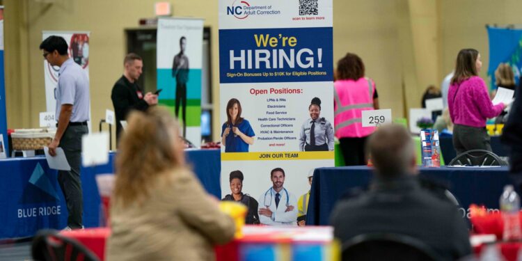 El informe de empleos del viernes probablemente mostrará la contratación enfriada en mayo. Que esperar