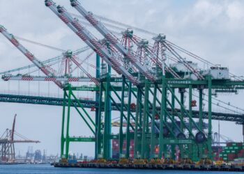 El déficit comercial cayó por un monto récord en abril a medida que la demanda disminuyó para las importaciones