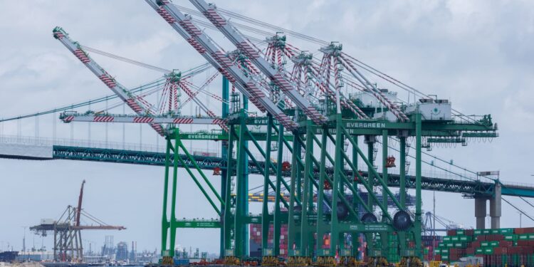 El déficit comercial cayó por un monto récord en abril a medida que la demanda disminuyó para las importaciones