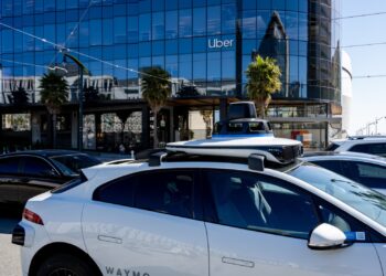 Acciones que realizan los movimientos más grandes del mediodía: Uber, CCL, AAP, Snow