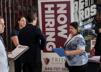 Las aperturas de trabajo mostraron un aumento sorprendente a 7,4 millones en abril