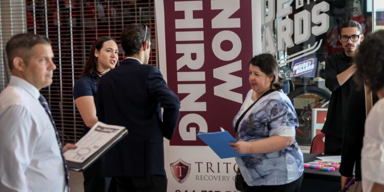 Las aperturas de trabajo mostraron un aumento sorprendente a 7,4 millones en abril