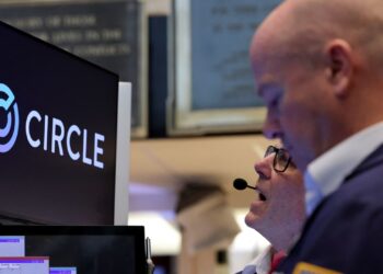 Acciones que hacen los movimientos más grandes del mediodía: Circle, Visa, Carnival, Halliburton, Adobe y más