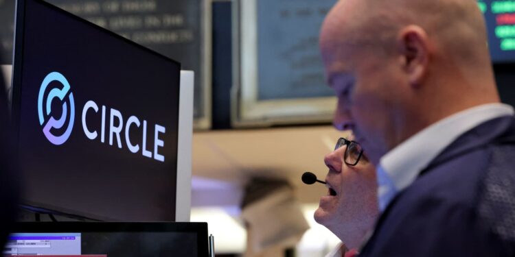 Acciones que hacen los movimientos más grandes del mediodía: Circle, Visa, Carnival, Halliburton, Adobe y más