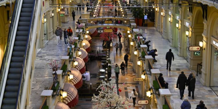 Rusia reduce las tasas de interés altas por primera vez desde 2022