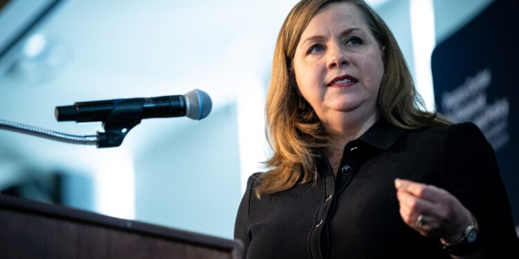 El gobernador de la Fed, Bowman, favorece el recorte de la tasa de interés de julio si la inflación se mantiene baja