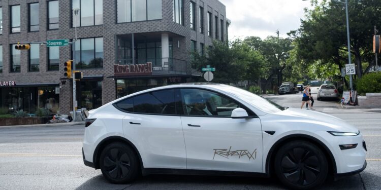 Acciones que realizan los movimientos más grandes del mediodía: TSLA, NVO, HIMS, NTRS