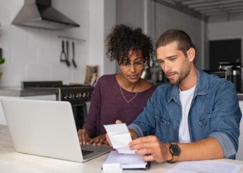 La deuda de los hogares continúa disminuyendo en medio de altas tasas de interés