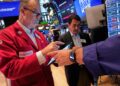 Wall Street se desplaza a medida que los precios del petróleo saltan y las caídas de fabricación de EE. UU.