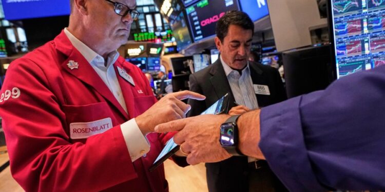 Wall Street se desplaza a medida que los precios del petróleo saltan y las caídas de fabricación de EE. UU.