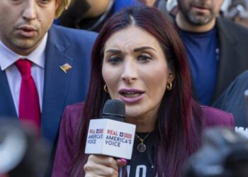 Loomer, el senador republicano retrocede la decisión de Trump de la NASA