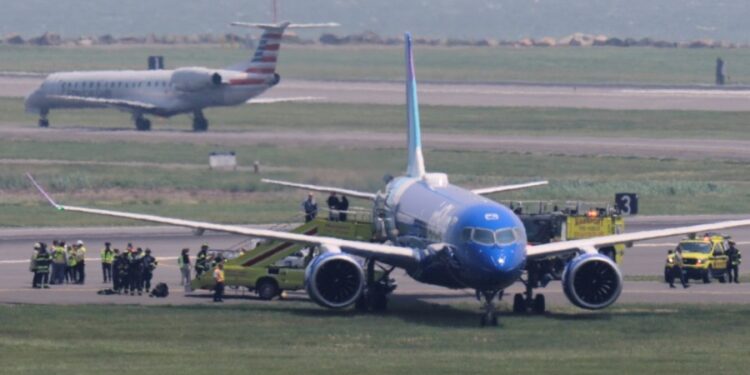 JetBlue Flight sale a la pista en Boston