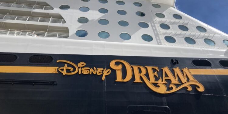 2 personas, incluido un niño, rescatados después de ir por la borda en el crucero de Disney: informes
