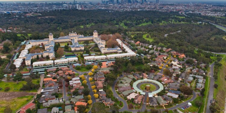 El edificio del gobierno para ser demolido para 500 casas nuevas en $ 2 millones+ hotspot