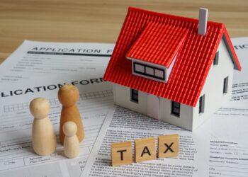 Impuesto sobre bienes raíces versus impuesto a la propiedad: ¿Cuál es la diferencia?