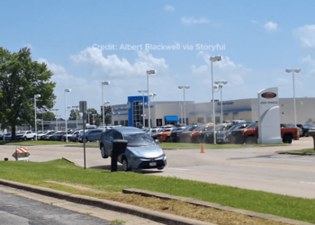 RELOJ: El auto se va en el aire como las hebillas de carretera bajo un intenso calor en Missouri