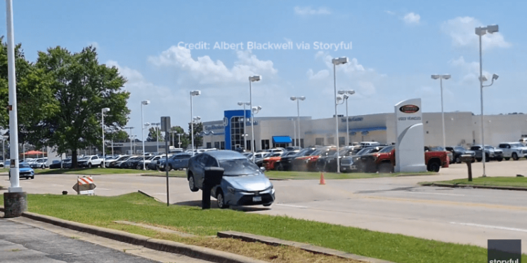 RELOJ: El auto se va en el aire como las hebillas de carretera bajo un intenso calor en Missouri
