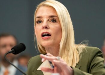 Bondi, Merkley Tussle sobre la cena de monedas de meme de Trump