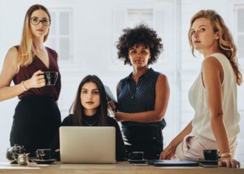 Las CEOs femeninas están más calificadas que los CEOs masculinos, dice un nuevo informe