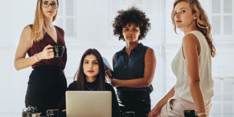 Las CEOs femeninas están más calificadas que los CEOs masculinos, dice un nuevo informe