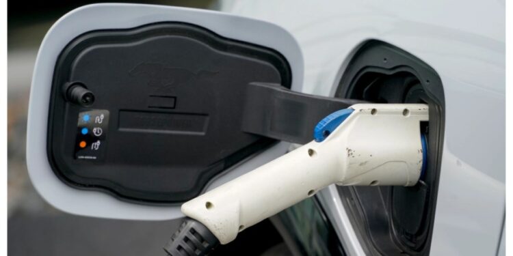 Trump firma la medida para anular el mandato EV de California