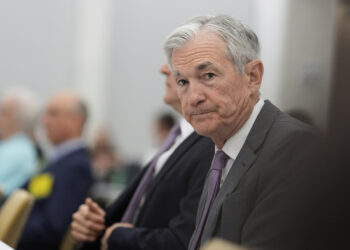 Powell de Fed mantiene las tasas donde están, desafiando a Trump